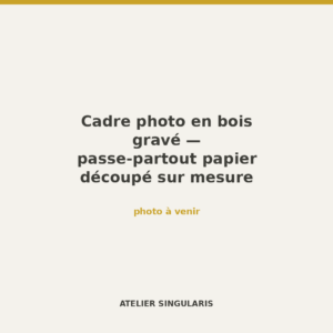 Cadre photo en bois gravé — passe-partout papier découpé sur mesure